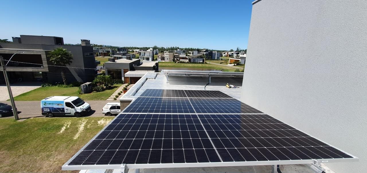 Painéis fotovoltaicos instalados no telhado de uma residência