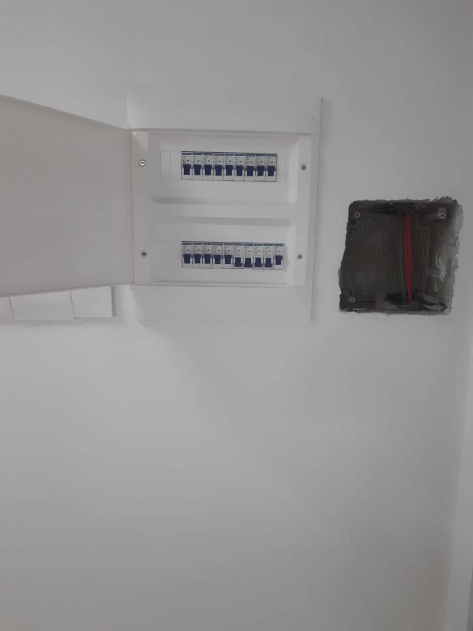 Quadro de distribuição elétrica instalado em ambiente residencial