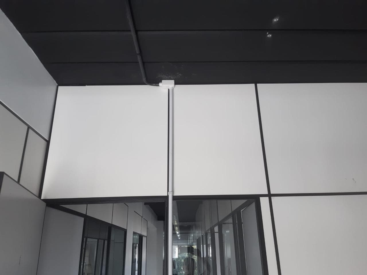 Eletrodutos instalados de forma organizada em ambiente corporativo