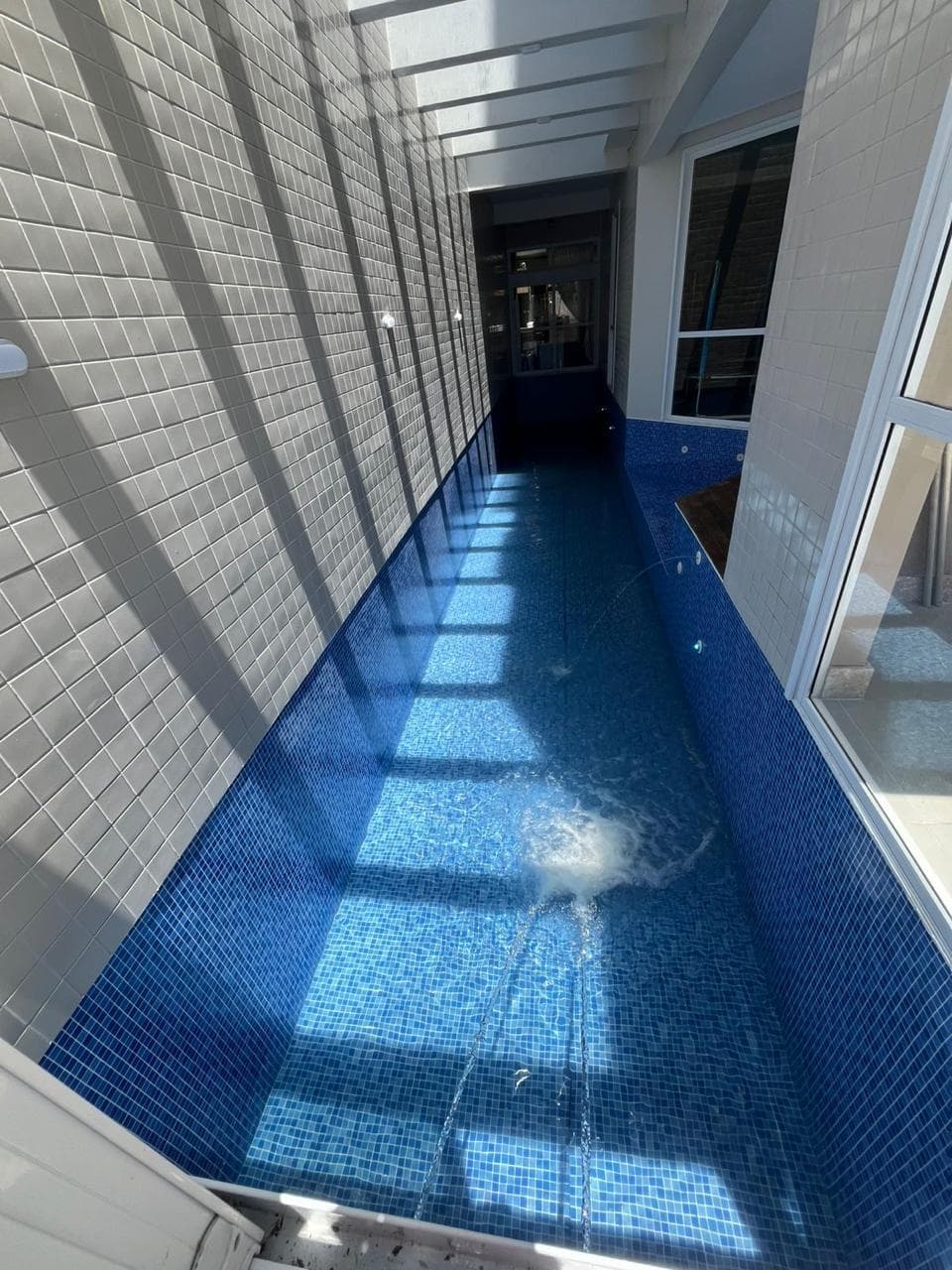 Piscina estreita construída em ambiente interno