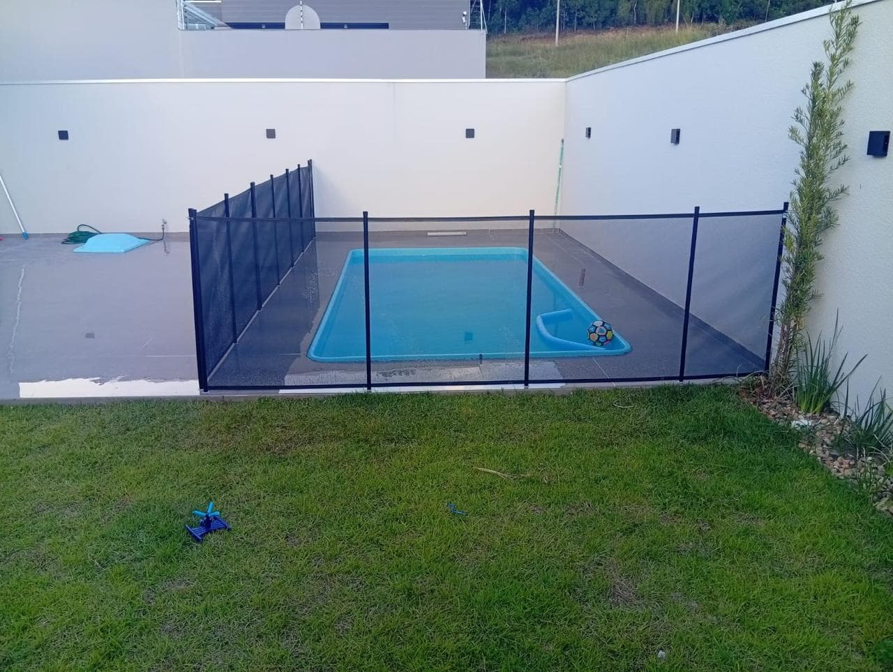 Piscina residencial com cercamento de proteção