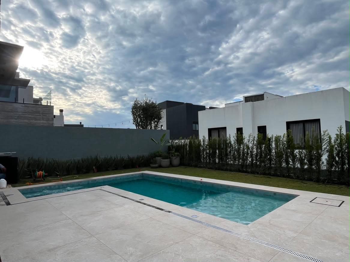 Piscina residencial finalizada em área externa