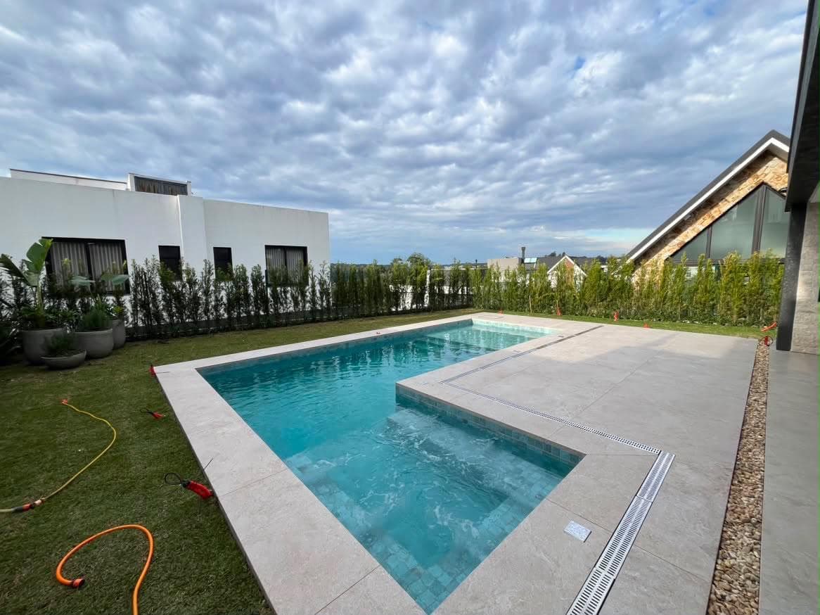 Piscina externa com área de hidromassagem integrada