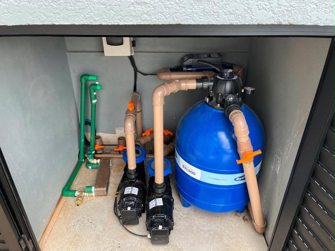 Bombas, filtro e tubulações da casa de máquinas de uma piscina